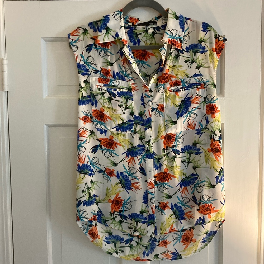 Ro & De Medium women’s blouse, button up, silky. Worn once, EUC